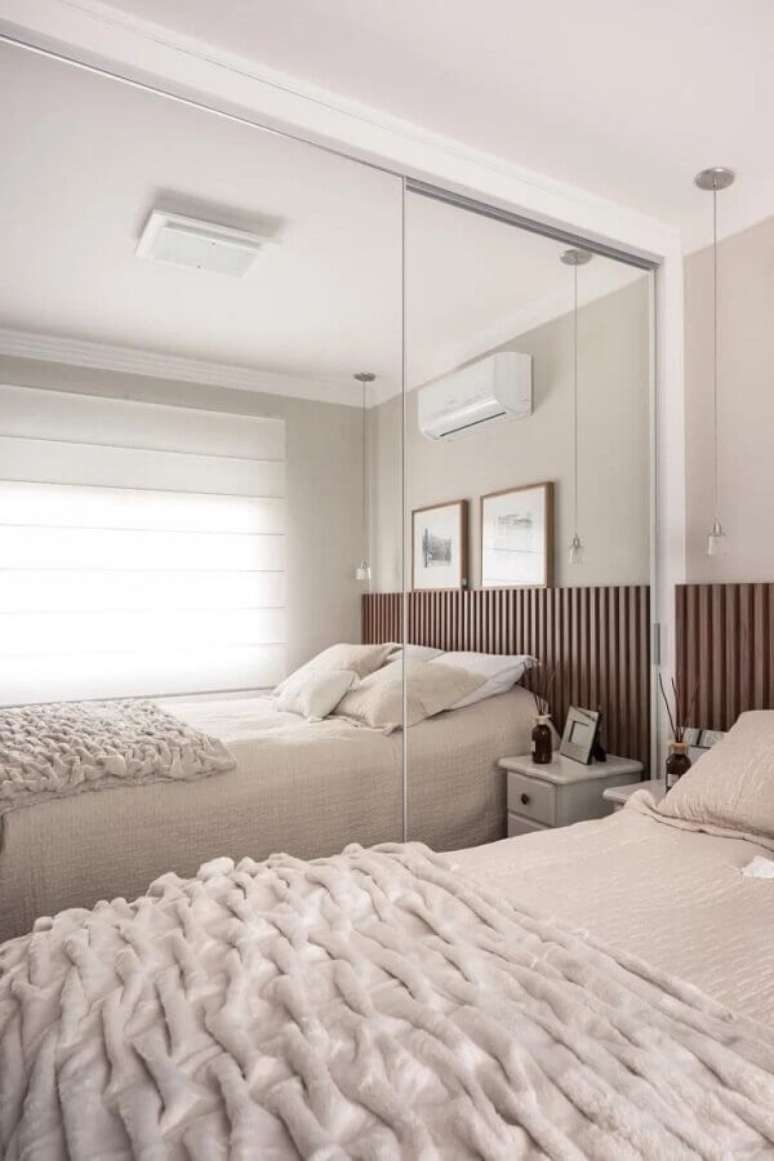 33. Decora&ccedil;&atilde;o clean para quarto sob medida casal com guarda roupa espelhado &ndash; Foto: Bianchi e Lima Arquitetura e Interiores
