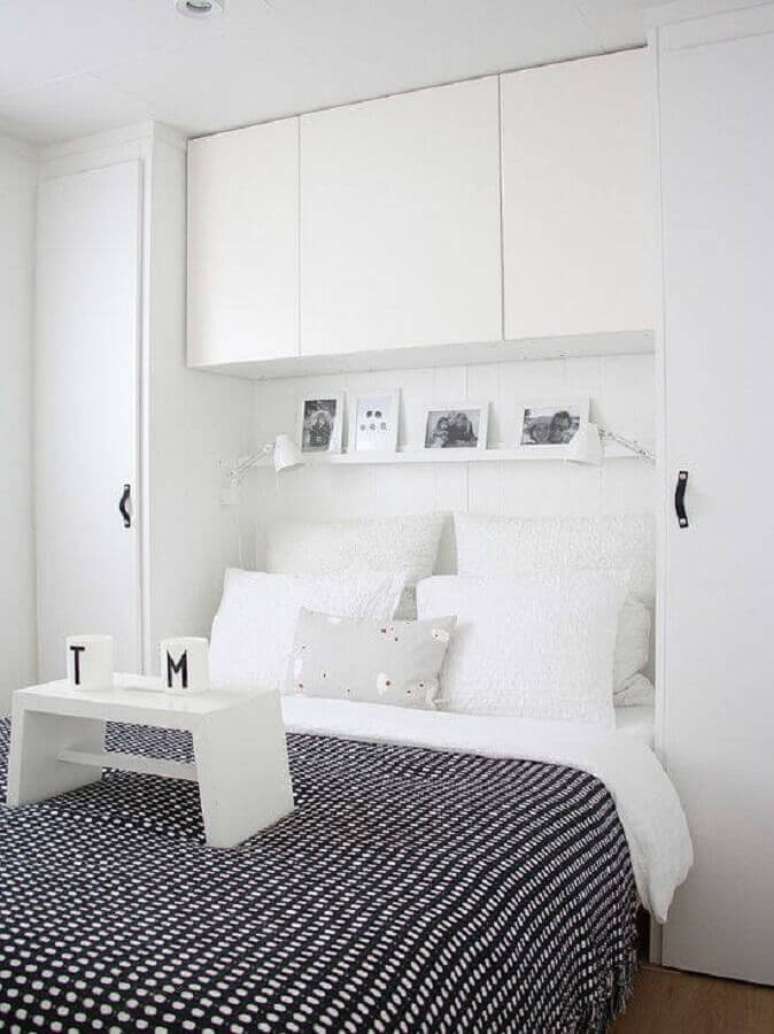 34. Quarto sob medida casal todo branco com guarda roupa planejado na cabeceira da cama &ndash; Foto: Archzine