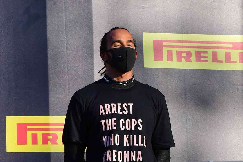 Lewis Hamilton avisou que não vai ceder às ameaças e não vai parar de protestar contra o racismo e a repressão policial 