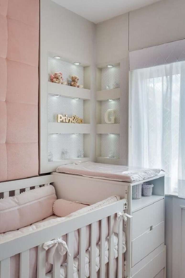 43. Parede estofada rosa para quarto de beb&ecirc; sob medida com pequenos nichos embutidos &ndash; Foto: Jeito de Casa