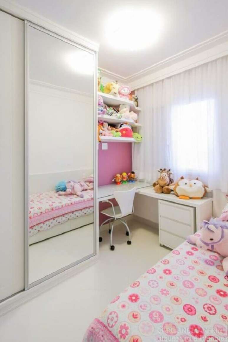 47. Decora&ccedil;&atilde;o simples para quarto infantil sob medida branco e rosa com escrivaninha de canto &ndash; Foto: Dicas de Mulher