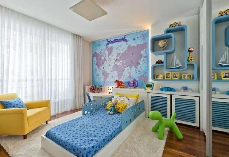 49. Decora&ccedil;&atilde;o divertida para quarto infantil sob medida com poltrona amarela e mapa na parede &ndash; Foto: Leonardo Muller