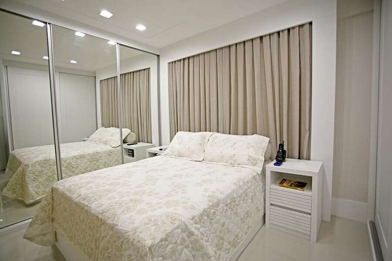51. Decora&ccedil;&atilde;o de quarto sob medida casal todo em cores neutras com guarda roupa com espelho &ndash; Foto: Residenziale