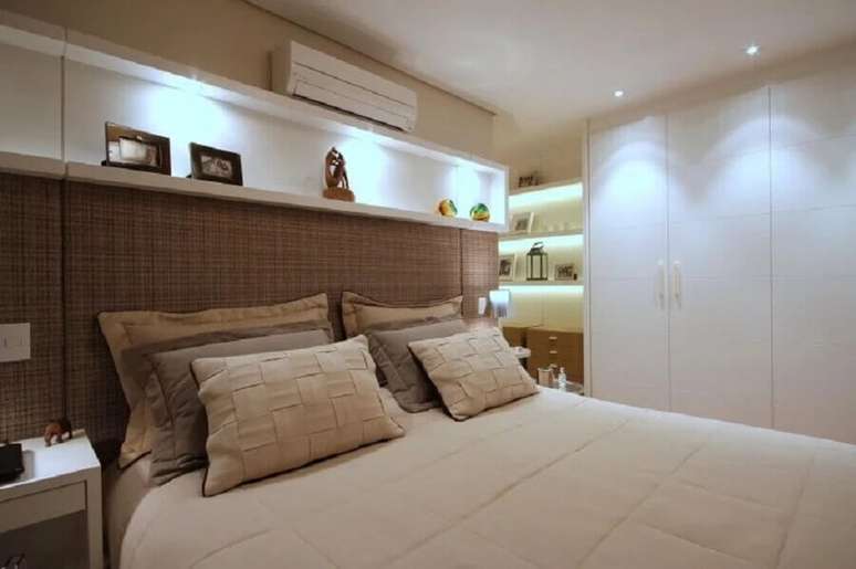 52. Decora&ccedil;&atilde;o em cores neutras com m&oacute;veis sob medida quarto &ndash; Foto: Meyer Cortez