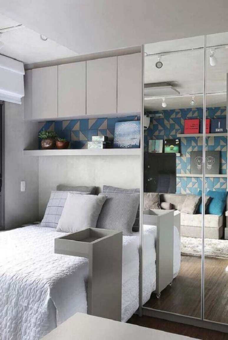 53. Decora&ccedil;&atilde;o de quarto sob medida pequeno com guarda roupa planejado com espelho &ndash; Foto: Casa de Valentina