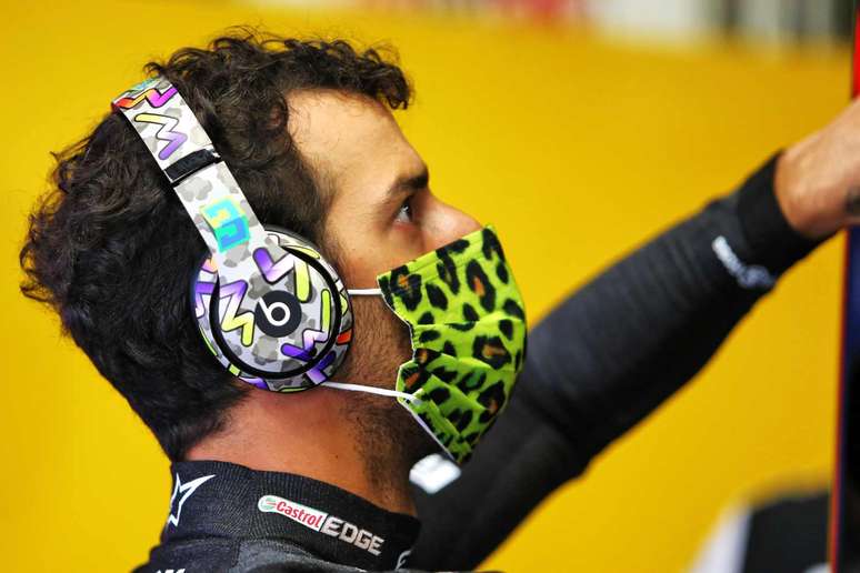 Daniel Ricciardo concentrado antes da largada — a primeira — do GP da Toscana 