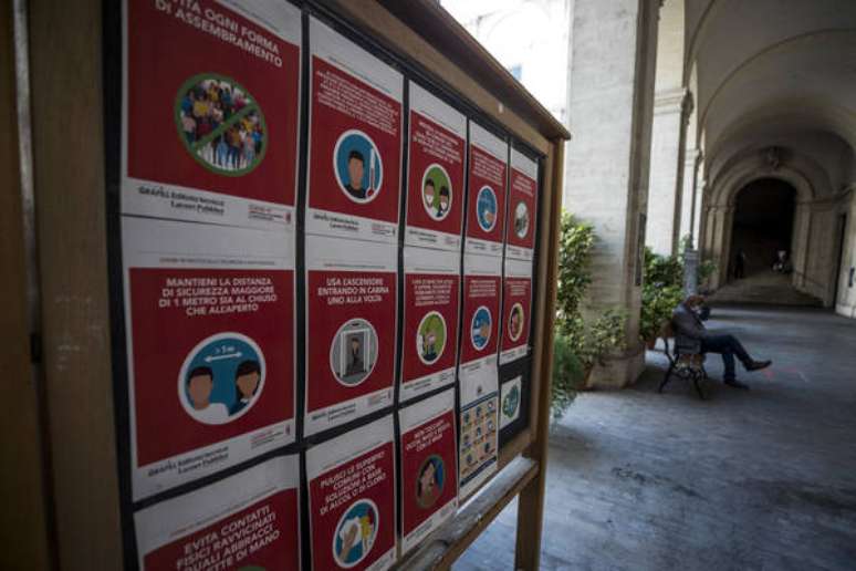 Painel com medidas de combate a coronavírus em escola de Roma