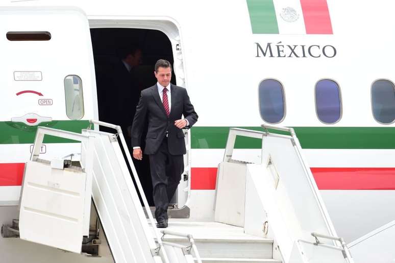 Presidente Enrique Peña Nieto recebe aeronave que foi comprada inicialmente pelo antecessor, Felipe Calderón