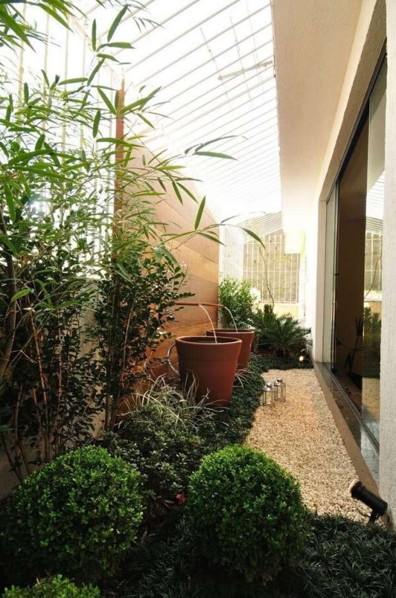 7. Crie um projeto lindo de jardim de inverno com fonte de água em frente a janela do quarto. Fonte: Pinterest