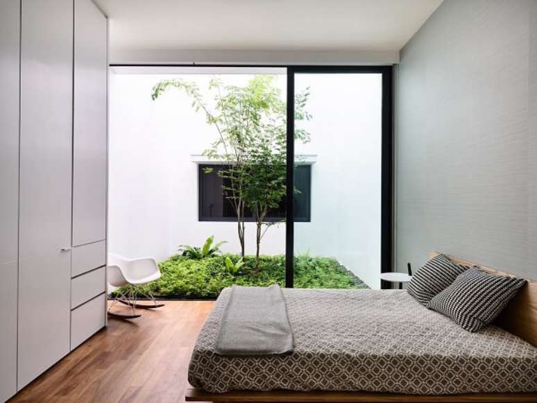 44. O jardim de inverno no quarto simples também promove um espaço de relaxamento. Fonte: Pinterest
