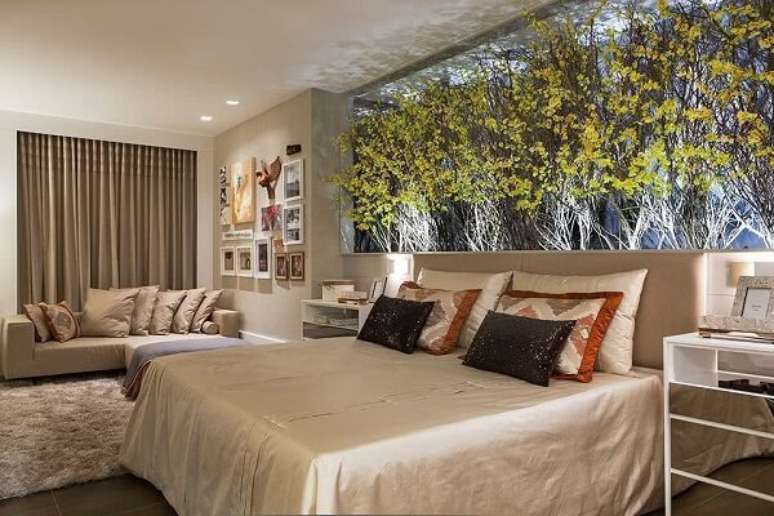3. Aproveite a área da cabeceira da cama para criar um lindo projeto de jardim de inverno no quarto. Fonte: Pinterest