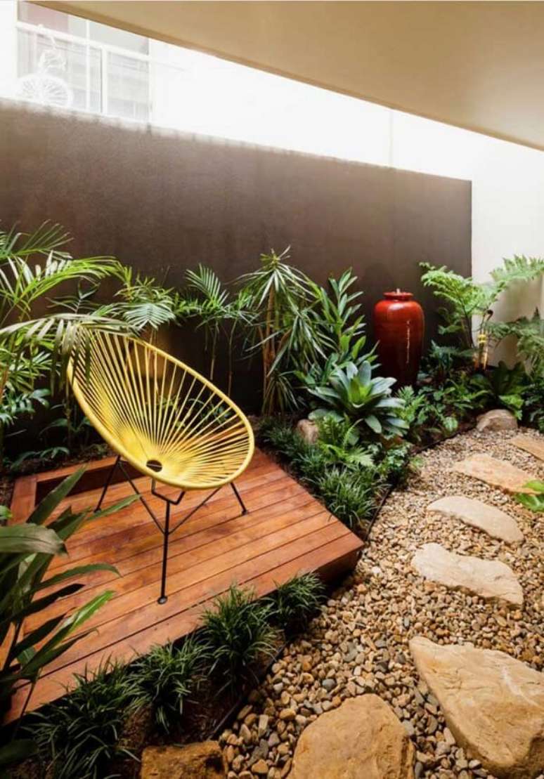 35. Modelo de jardim de inverno pequeno no quarto com cadeira acapulco amarela. Fonte: Pinterest