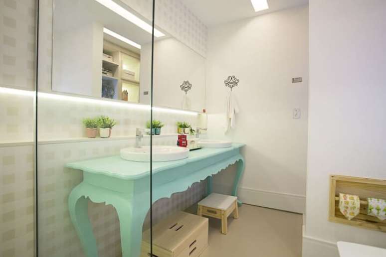 57. Banheiro com mesa reformada usada como bancada e móveis usados. Foto de Lorrayne Zucolotto