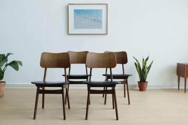 58. Cadeiras de madeira reformadas com outros móveis usados na decoração. Foto de The Smart Local