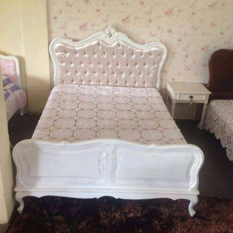 19. Cama branca com cabeceira estofada. Foto de Antiquario Mercatudo Moveis Usados