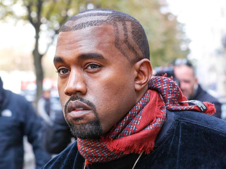 Kanye West critica indústria musical e urina em Grammy