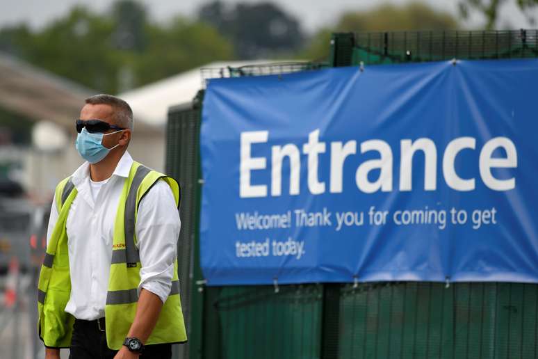 Funcionário em local de testagem para o coronavírus em Londres
16/09/2020 REUTERS/Toby Melville