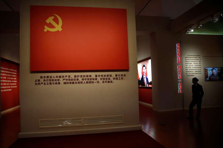 Bandeira do Partido Comunista no Museu Nacional de Pequim. REUTERS/Tingshu Wang