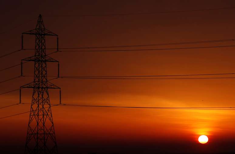Sol atrás de linhas de alta voltagem no Cairo
13/03/2019 REUTERS/Amr Abdallah Dalsh