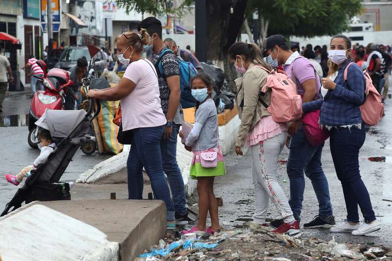 Pesssoas usam máscara perto da fronteira Venezuela-Colômbia em San Antonio, Tachira, Venezuela 
14/03/2020
REUTERS/Carlos Eduardo Ramirez