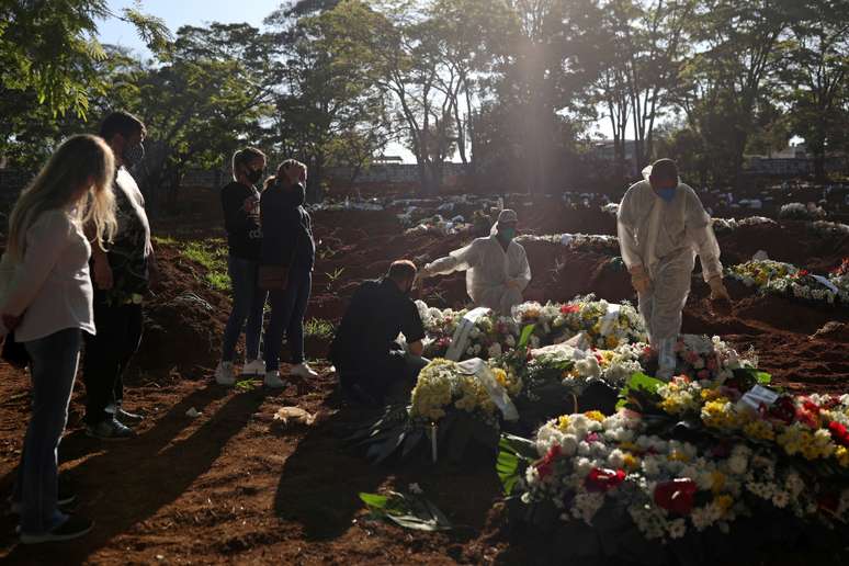 Idosa que morreu de Covid-19 é sepultada em cemitério de São Paulo
05/08/2020
REUTERS/Amanda Perobelli