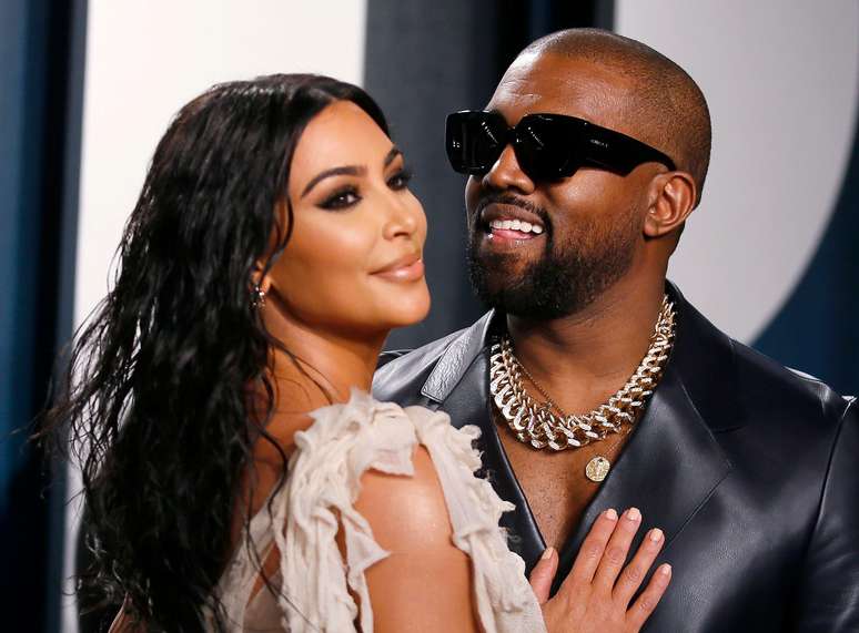 O cantor de rap Kanye West ao lado da esposa Kim Kardashian. 9/2/2020. REUTERS/Danny Moloshok