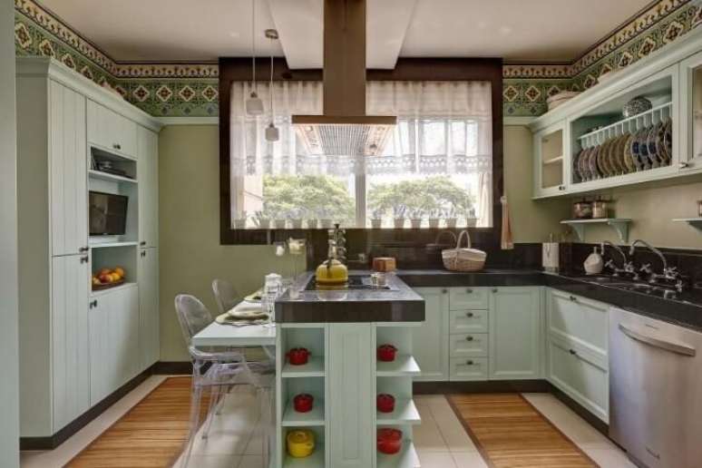 39. Cozinha com armários antigos em tom verde menta, do tipo móveis usados. Projeto de Ana Luisa Previde