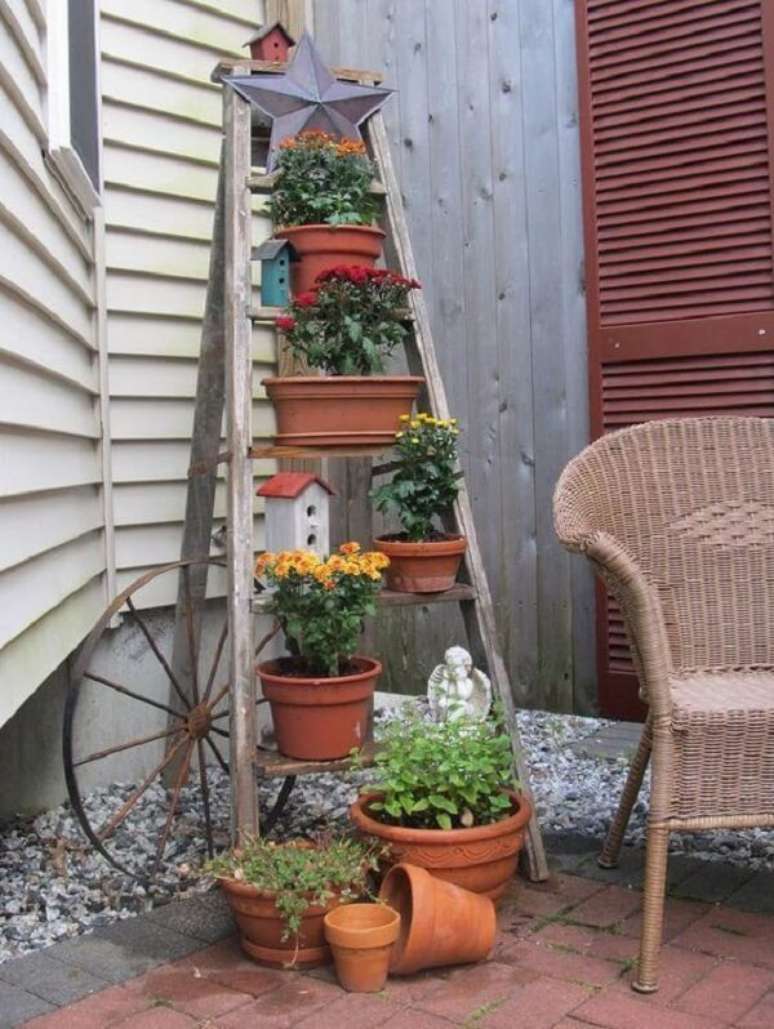 46. Posicione os vasos na escada de madeira no jardim de inverno no quarto pequeno. Fonte: Pinterest