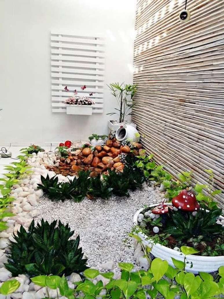 28. Jardim de inverno no quarto pequeno com pedras e plantas. Fonte: Pinterest