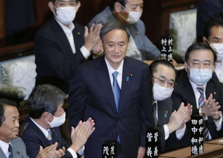 Yoshihide Suga assume o cargo de premier após Shinzo Abe renunciar