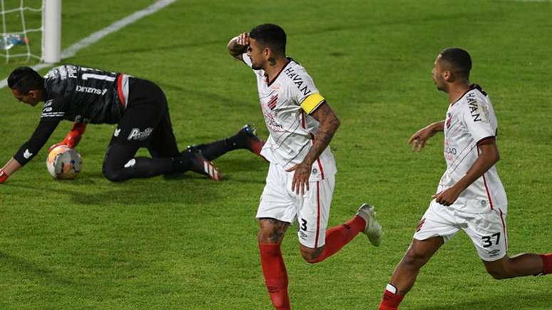 Lucho González marcou o primeiro gol do Furacão na Bolívia (Fabio Wosniak/Site Oficial)