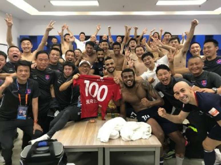 Alan Kardec completou 100 jogos pelo clube chinês (Foto: sina.com)