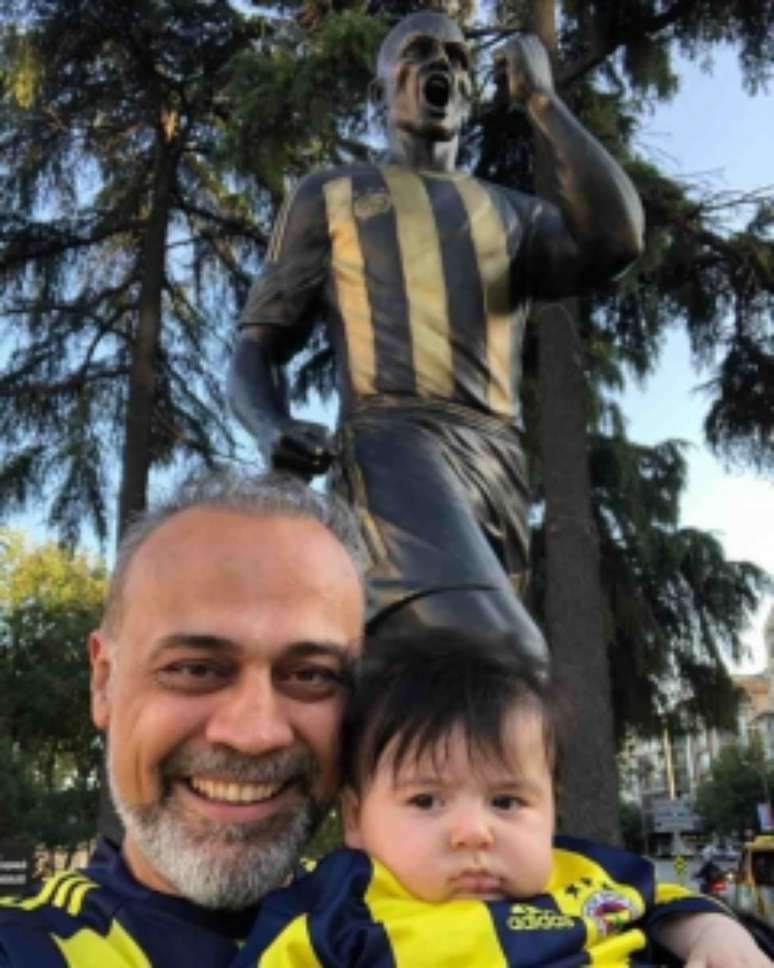 Murat e Alex Ceylan em frente à estátua em homenagem ao ex-jogador brasileiro (Foto: Arquivo pessoal)