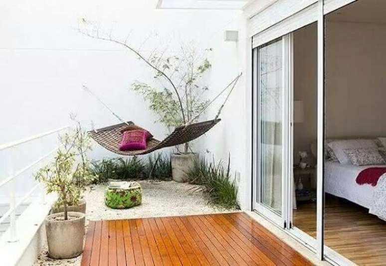 26. Jardim de inverno no quarto de casal com rede e deck de madeira. Fonte: Pinterest