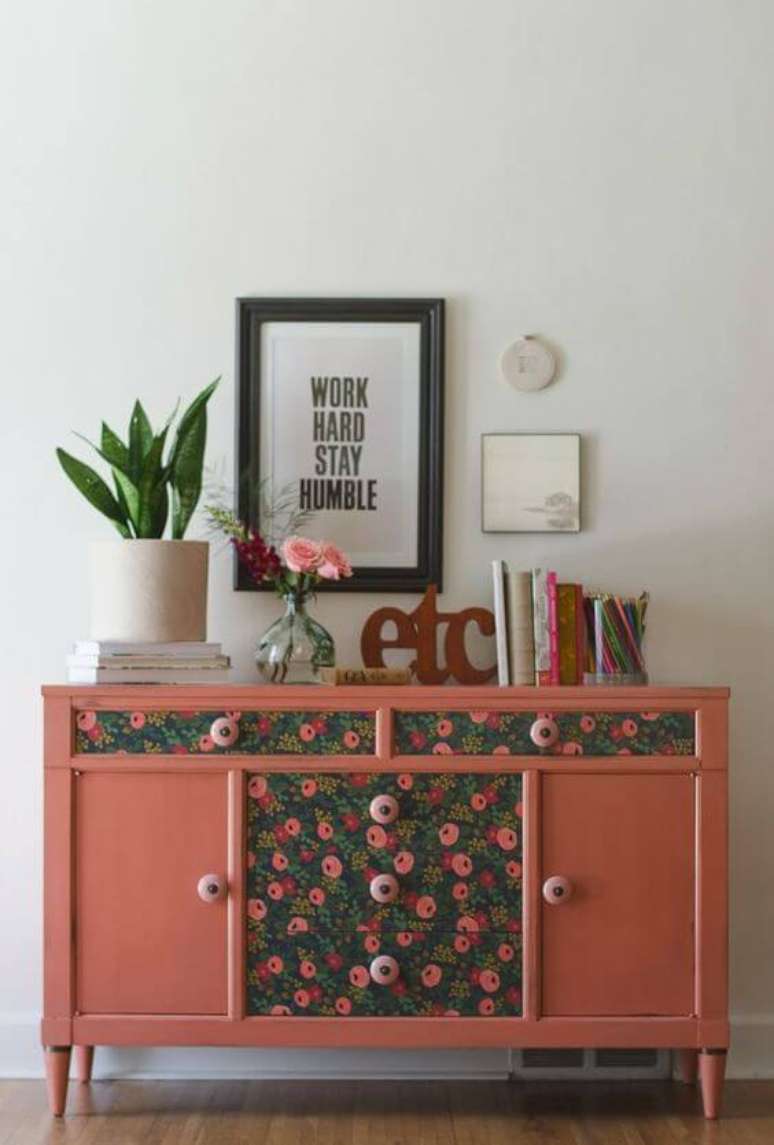 53. Buffet rosa com estampa florida, lindos móveis usados. Foto de Reciclar e Decorar