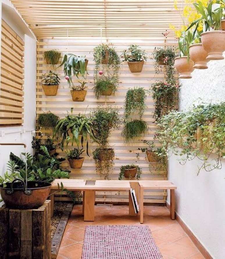 6. Modelo de jardim de inverno no quarto com pergolado e vasos suspensos. Fonte: Pinterest