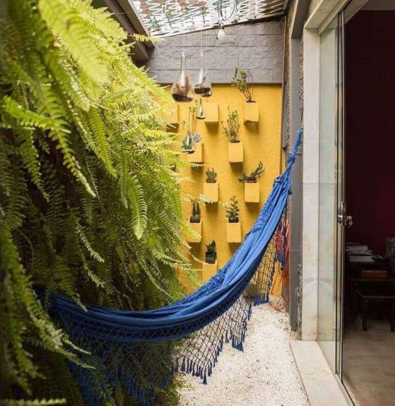19. Dependendo do tamanho do seu jardim de inverno no quarto é possível instalar uma rede de descanso. Fonte: Pinterest
