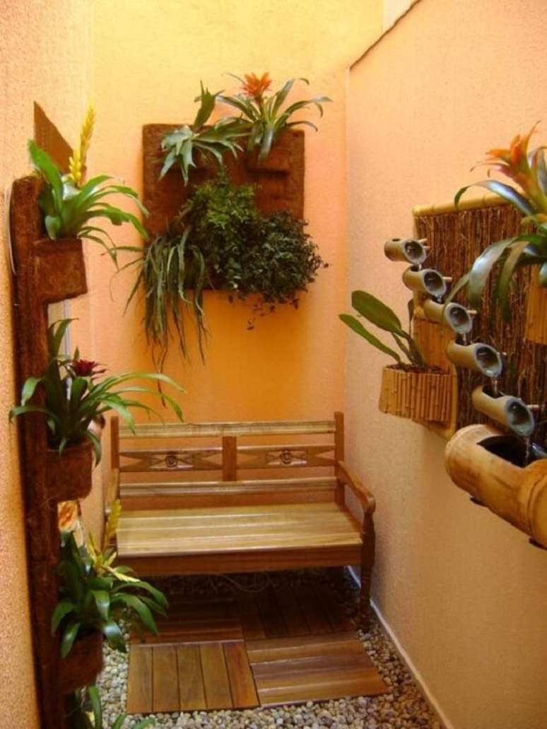 33. Madeira e bambu são ótimos para compor o jardim de inverno no quarto pequeno. Fonte: Pinterest