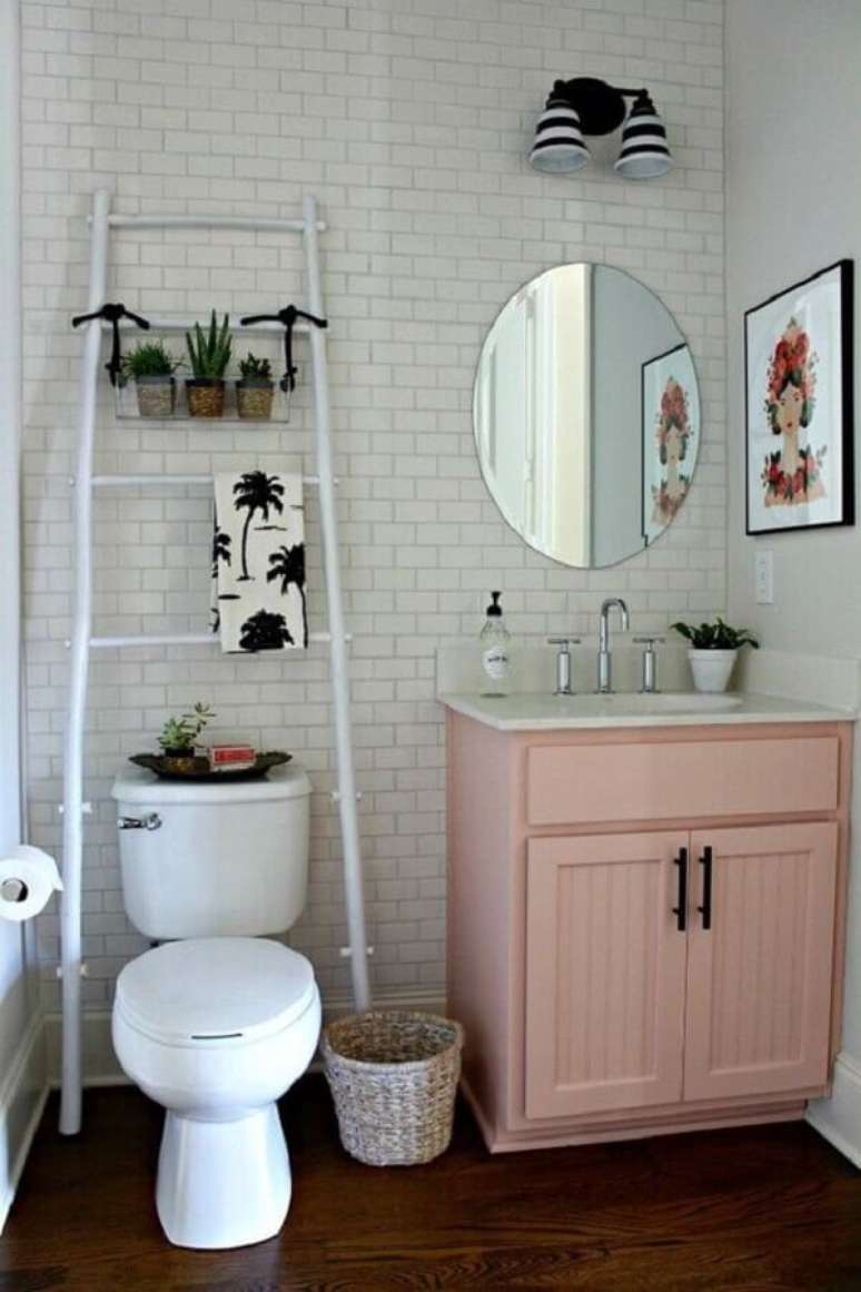 55. Banheiro simples decorado com gabinete rosa e parede de tijolinho branco &ndash; Foto: S&oacute; Decora&ccedil;&atilde;o
