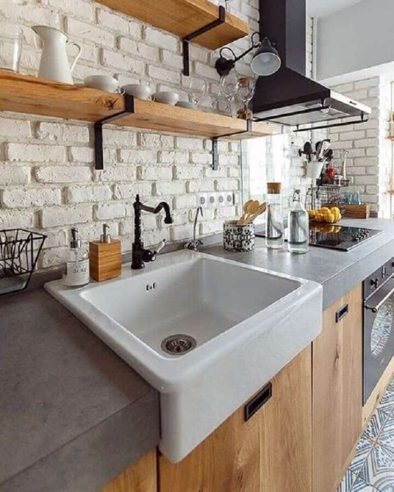 56. Cozinha decorada com prateleiras de madeira e revestimento tijolinho branco rústico – Foto: Pinterest