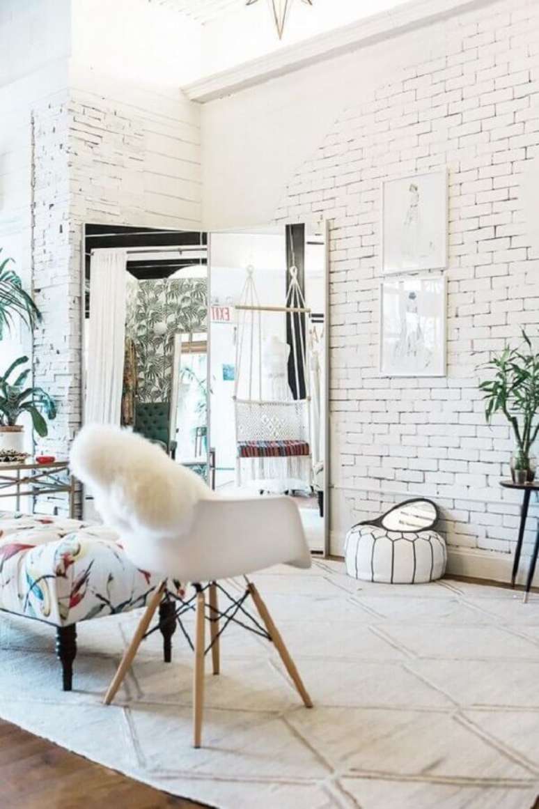 53. Ambiente decorado com revestimento tijolinho branco rústico e espelho grande – Foto: MyDomaine