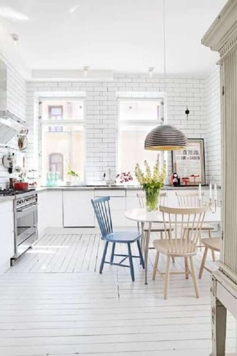 52. Decoração clean para cozinha com tijolinho branco – Foto: Futurist Architecture