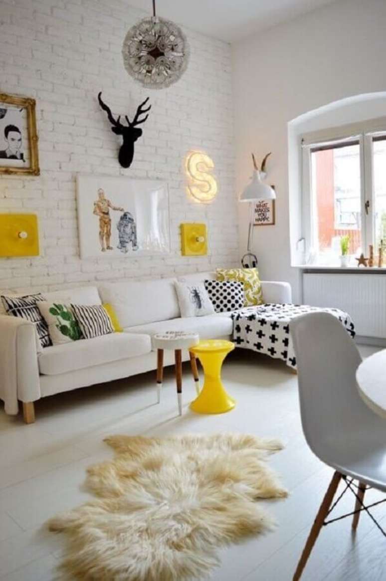 50. Os quadros e objetos decorativos d&atilde;o ainda mais destaque para a parede de tijolinho branco &ndash; Foto: Pump Up Decor
