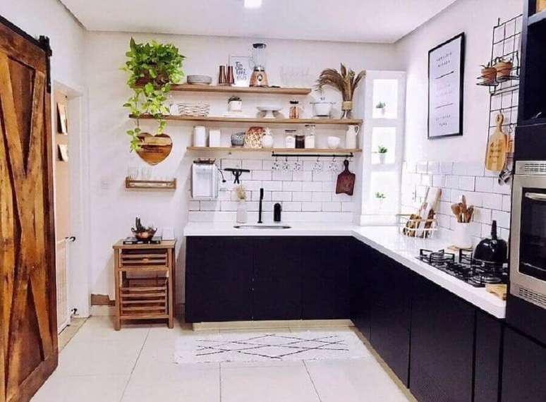 7. Decoração de cozinha com tijolinho branco e armários planejados azuis – Foto: Casa de Bamba