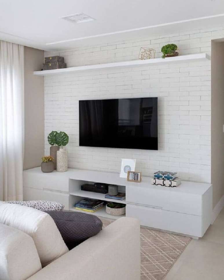 47. Sala de TV toda branca decorada com parede de tijolinho branco – Foto: Pinterest