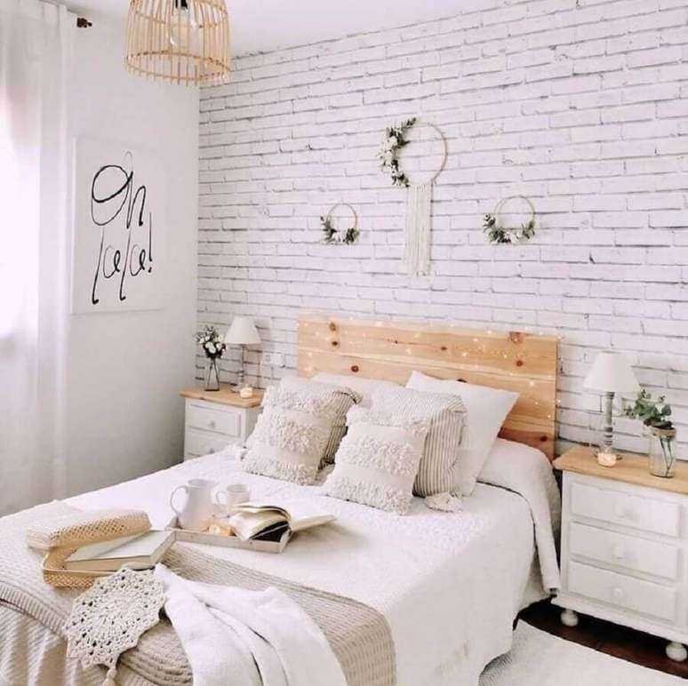 48. Papel de parede tijolinho branco para delicada decoração de quarto com cabeceira de madeira – Foto: Pinterest
