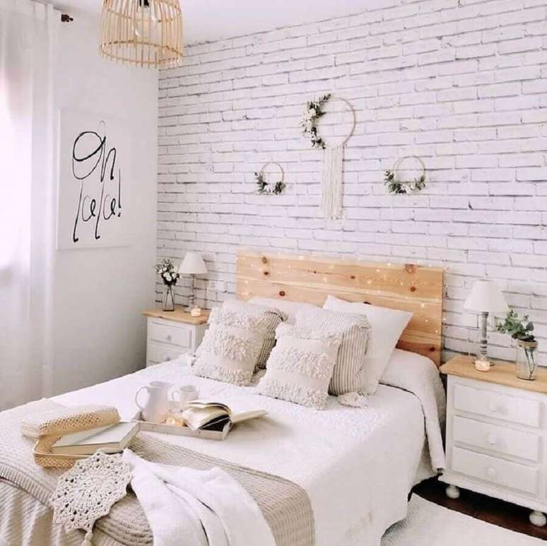 48. Papel de parede tijolinho branco para delicada decora&ccedil;&atilde;o de quarto com cabeceira de madeira &ndash; Foto: Pinterest