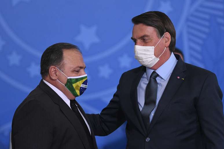 Pazuello e Jair Bolsonaro durante a posse do ministro da Saúde