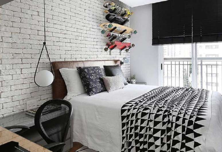 37. Papel de parede tijolinho branco para decoração de quarto jovem com cabeceira de couro – Foto: Pinterest