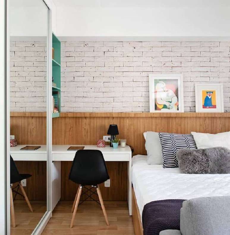 2. Ambientes modernos ficam super charmosos quando decorados com parede de tijolinho branco &ndash; Foto: Ambienta Arquitetura